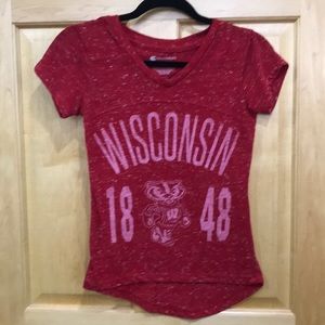 Colosseum red Wisconsin Badger T-shirt v-neck S